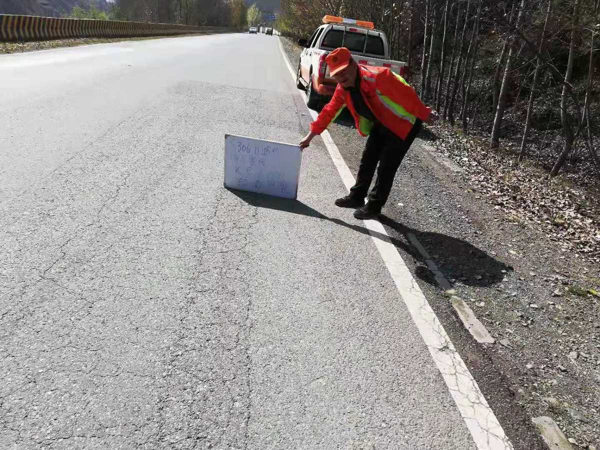 江城公路分局2017年瀝青路面病害修復工程開展如火如茶 .