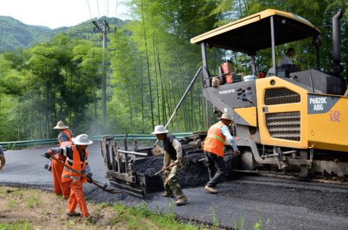廣德市 竹鄉(xiāng)畫廊旅游 100 風景道公路 唐流 建平 路面改造工程正式進入瀝青面層攤鋪施工