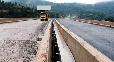 好消息!巴萬高速首段路基通過驗收進入路面鋪筑施工階段_碎石